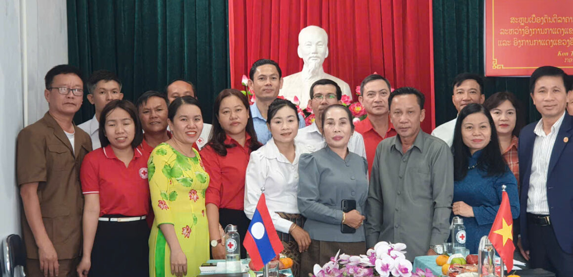 Sơ kết thực hiện Bản ghi nhớ hợp tác giữa Hội Chữ thập đỏ tỉnh Kon Tum với Tổ chức Chữ thập đỏ tỉnh Ắt-ta-pư